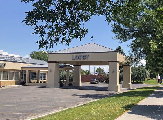 FairBridge Inn & Suites Idaho Falls allows check-in for 18 year-old guests