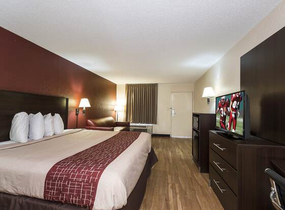 Red Roof Inn Kingsland allows check-in for 18 year-old guests