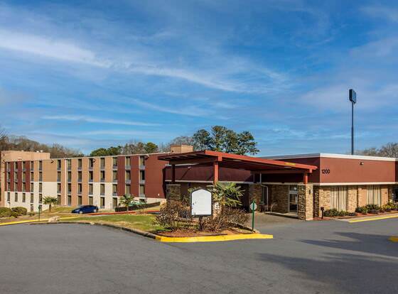 Rodeway Inn allows check-in for 18 year-old guests