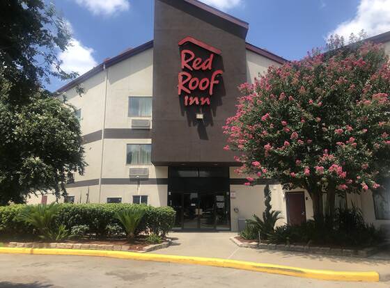 Red Roof Inn Houston - Brookhollow allows check-in for 18 year-old guests