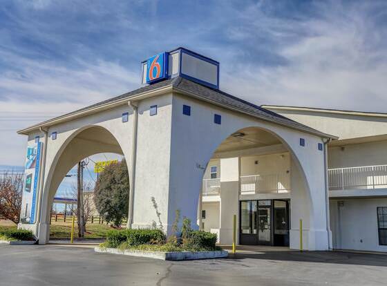 Motel 6 Dickson, TN allows check-in for 18 year-old guests