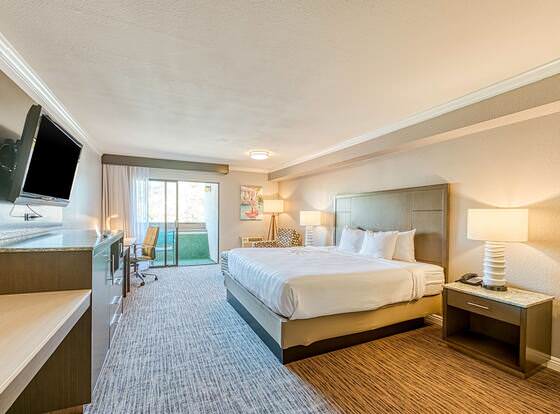 Amanzi Hotel, Ascend Hotel Collection allows check-in for 18 year-old guests