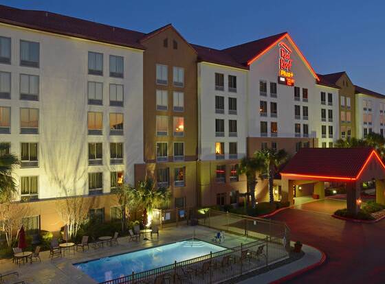 Red Roof Inn PLUS+ San Antonio Downtown - Riverwalk allows check-in for 18 year-old guests