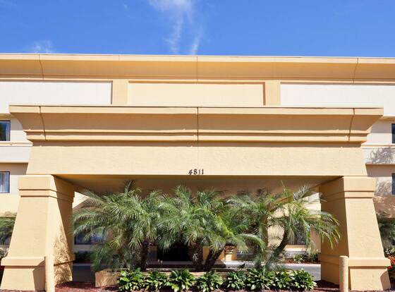 La Quinta Inn & Suites by Wyndham Tampa Fairgrounds - Casino allows check-in for 18 year-old guests