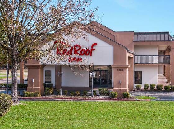Red Roof Inn Texarkana allows check-in for 18 year-old guests