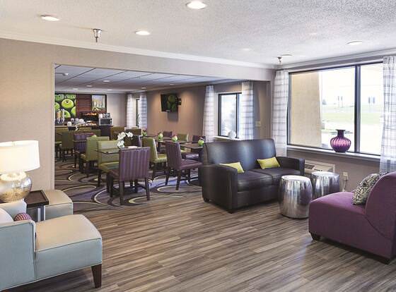 La Quinta Inn & Suites by Wyndham Baton Rouge Siegen Lane allows check-in for 18 year-old guests