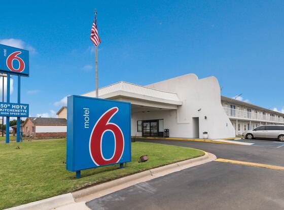 Motel 6 Abilene, TX allows check-in for 18 year-old guests