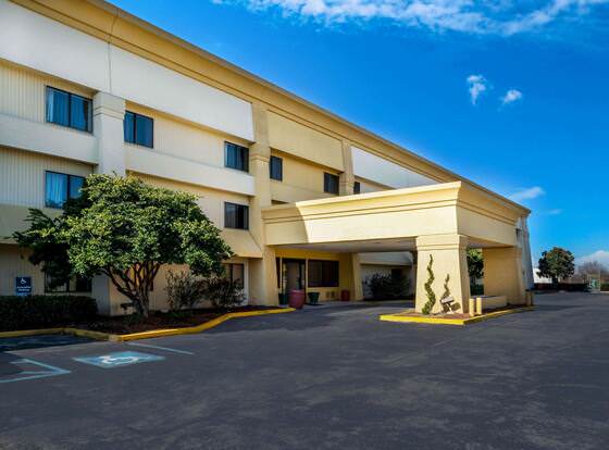 La Quinta Inn & Suites by Wyndham Meridian allows check-in for 18 year-old guests
