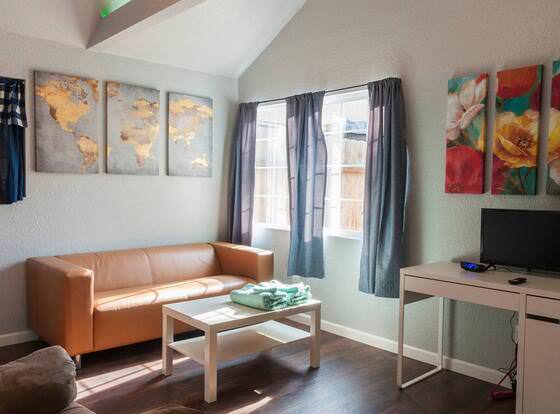 Spotless Back House allows check-in for 18 year-old guests