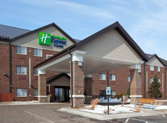 Holiday Inn Express Hotel & Suites St. Paul-Woodbury, an IHG Hotel allows check-in for 18 year-old guests