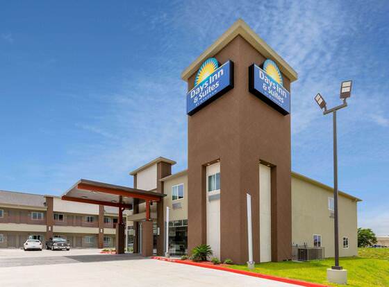 Days Inn & Suites by Wyndham Downtown/University of Houston allows check-in for 18 year-old guests