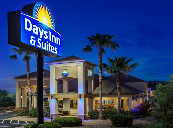 Days Inn & Suites by Wyndham Huntsville allows check-in for 18 year-old guests