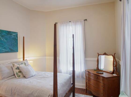 Newly Renovated Apt Outdoor Space allows check-in for 18 year-old guests