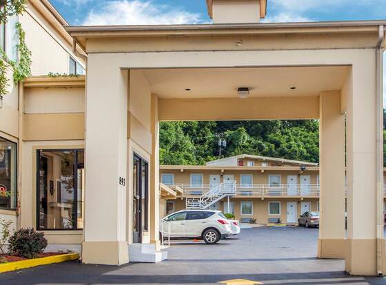 Rodeway Inn allows check-in for 18 year-old guests