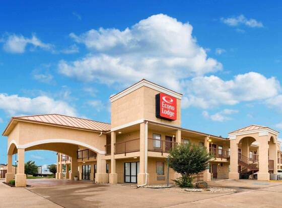 Econo Lodge Hillsboro I-35 allows check-in for 18 year-old guests