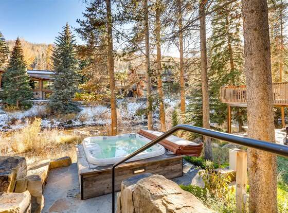 1-184 West Meadow Drive allows check-in for 18 year-old guests