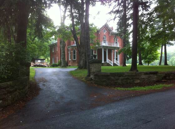 Shaw Mansion Inn allows check-in for 18 year-old guests