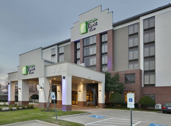 Holiday Inn Express & Suites Irving Conv Ctr - Las Colinas, an IHG Hotel allows check-in for 18 year-old guests