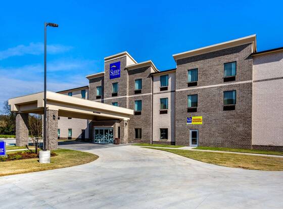 Sleep Inn & Suites Gallatin allows check-in for 18 year-old guests