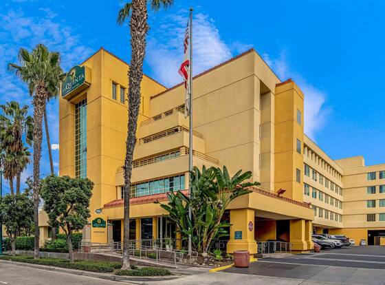 La Quinta Inn & Suites by Wyndham Anaheim allows check-in for 18 year-old guests