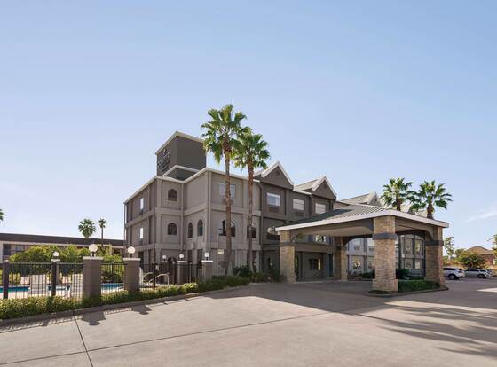 Comfort Suites Shenandoah-The Woodlands allows check-in for 18 year-old guests