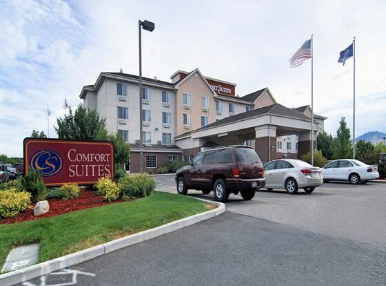 Comfort Suites Airport allows check-in for 18 year-old guests