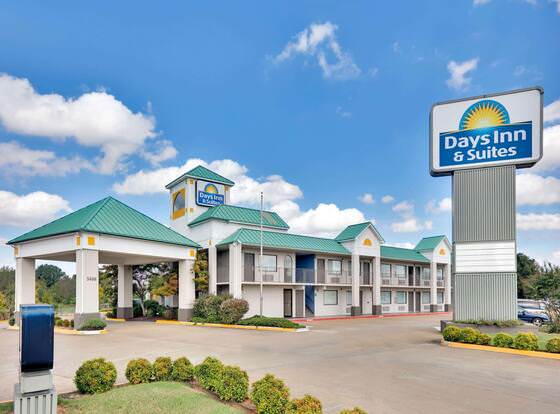 Days Inn & Suites by Wyndham Bentonville allows check-in for 18 year-old guests