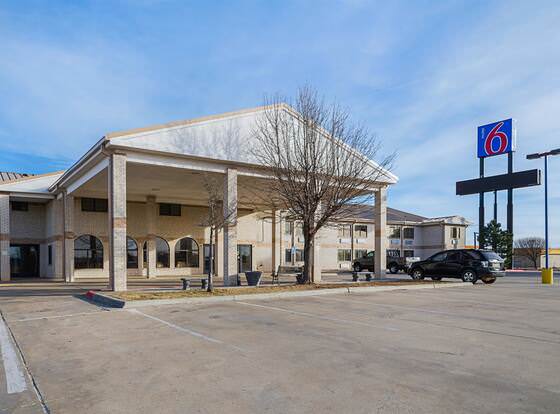 Motel 6 Amarillo, TX allows check-in for 18 year-old guests
