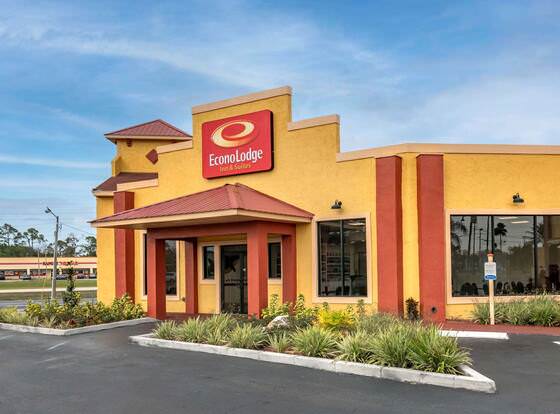 Econo Lodge Inn & Suites Maingate Central allows check-in for 18 year-old guests
