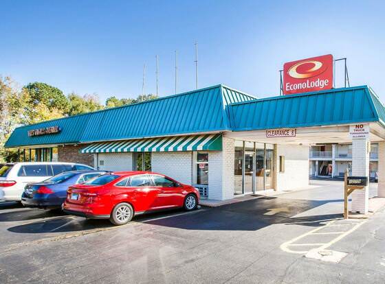 Econo Lodge Mc Donough allows check-in for 18 year-old guests