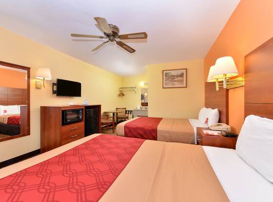 Econo Lodge Midtown University - Midtown allows check-in for 18 year-old guests