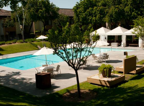 The Hotel Fresno allows check-in for 18 year-old guests