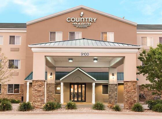 Country Inn & Suites by Radisson, Cedar Rapids Airport, IA allows check-in for 18 year-old guests