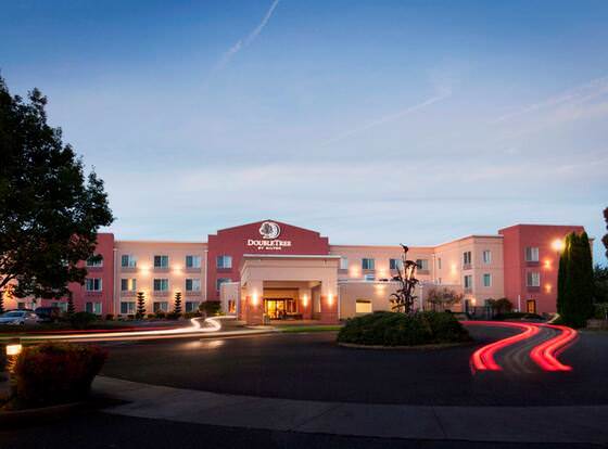 DoubleTree by Hilton Hotel Vancouver allows check-in for 18 year-old guests