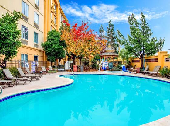 La Quinta Inn & Suites by Wyndham Fremont / Silicon Valley allows check-in for 18 year-old guests