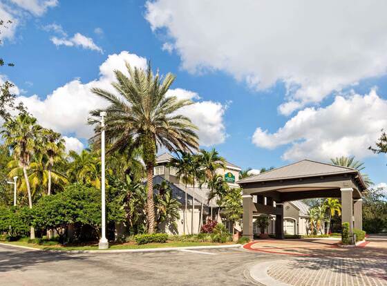 La Quinta Inn & Suites by Wyndham Ft. Lauderdale Plantation allows check-in for 18 year-old guests