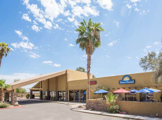 Days Hotel by Wyndham Peoria Glendale Area allows check-in for 18 year-old guests
