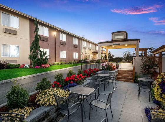 Red Lion Inn & Suites Sequim allows check-in for 18 year-old guests