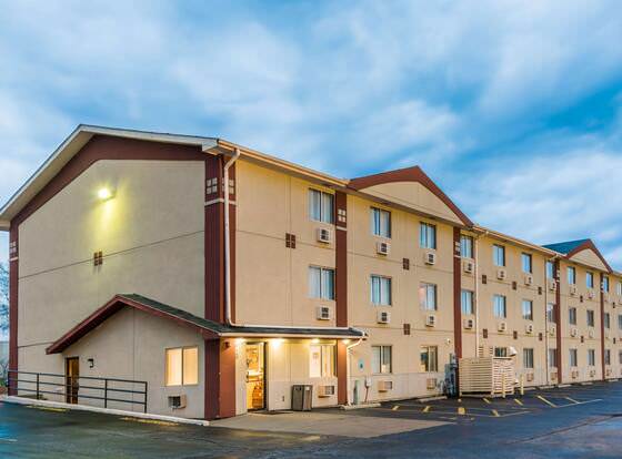 Super 8 by Wyndham Bloomington allows check-in for 18 year-old guests