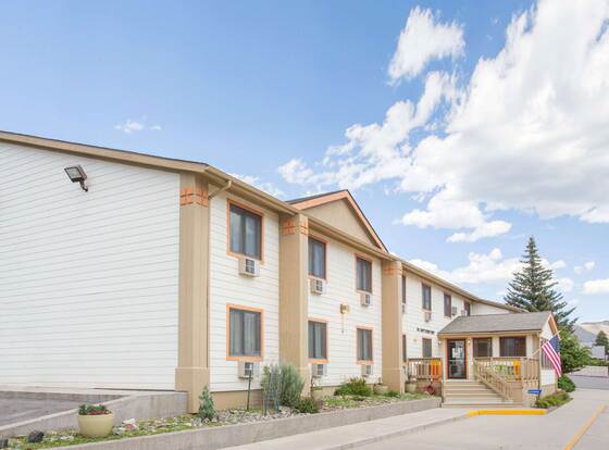 Super 8 by Wyndham Gardiner/Yellowstone Park Area allows check-in for 18 year-old guests