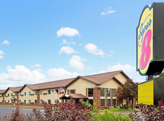 Super 8 by Wyndham Longmont/Twin Peaks allows check-in for 18 year-old guests