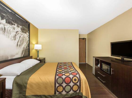 Super 8 by Wyndham Nampa allows check-in for 18 year-old guests
