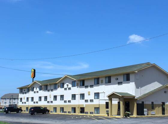 Super 8 by Wyndham Topeka/Wanamaker RD/I-70 allows check-in for 18 year-old guests