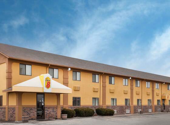 Super 8 by Wyndham Muscatine allows check-in for 18 year-old guests