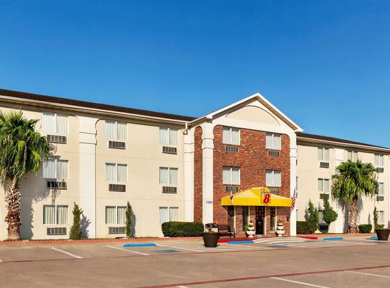 Super 8 by Wyndham Waco University Area allows check-in for 18 year-old guests