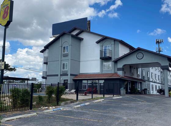 Super 8 by Wyndham San Antonio/Fiesta allows check-in for 18 year-old guests