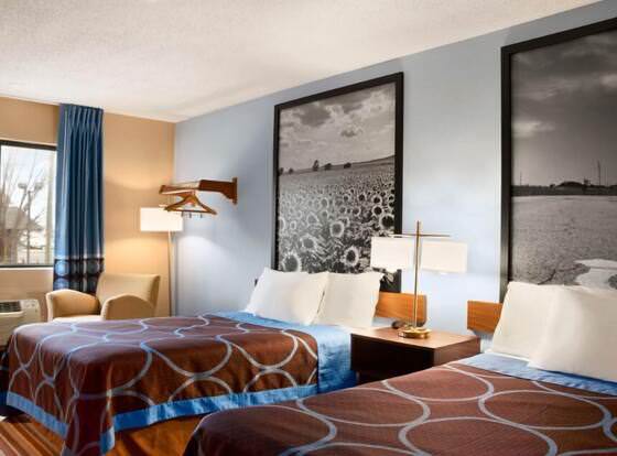 Super 8 by Wyndham Pittsburg KS allows check-in for 18 year-old guests