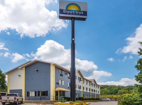 Days Inn by Wyndham Somerset PA I-70 I-76 allows check-in for 18 year-old guests
