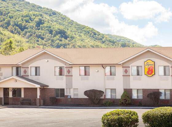 Super 8 by Wyndham Norton VA allows check-in for 18 year-old guests