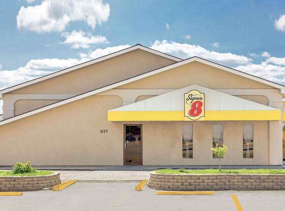 Super 8 by Wyndham Norfolk allows check-in for 18 year-old guests